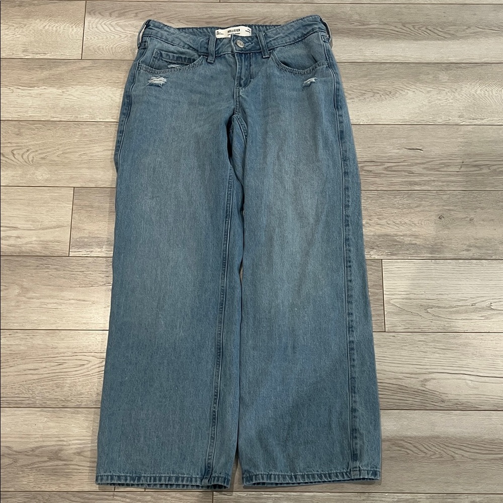 Hollister Women's Wide-Leg Jeans in Medium Blue! Super cute and stylish